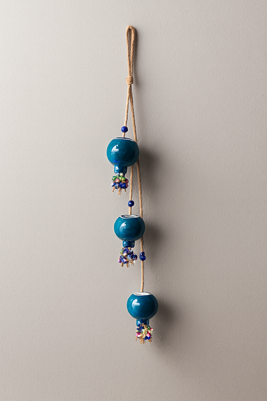 Seramik Turkuaz Nar 3’lü Sarkaç Süsü – Balkon ve Bahçe İçin Dekoratif Aksesuar